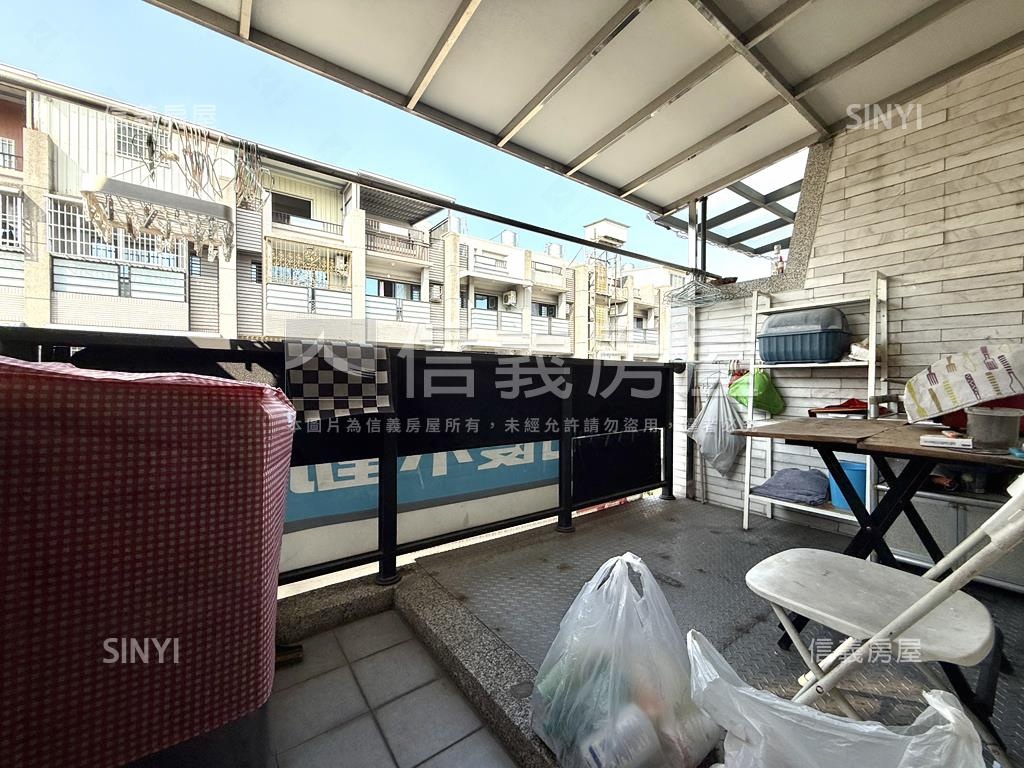 仁武正街公園旁輕屋齡透店房屋室內格局與周邊環境