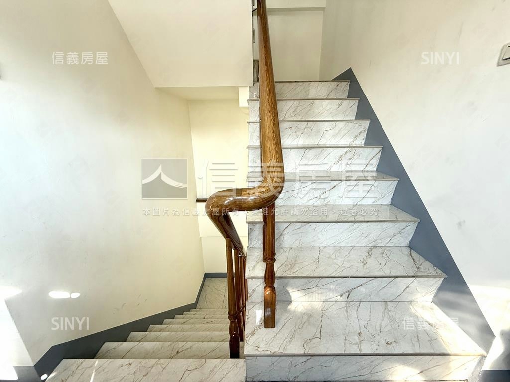 仁武正街公園旁輕屋齡透店房屋室內格局與周邊環境