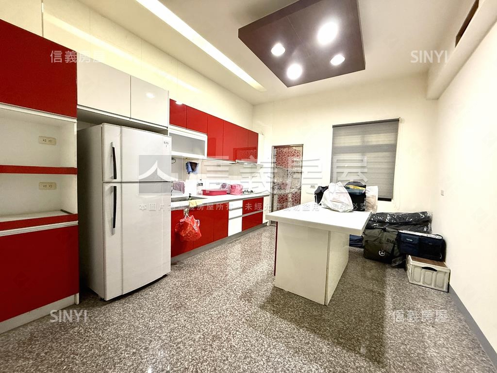 仁武正街公園旁輕屋齡透店房屋室內格局與周邊環境