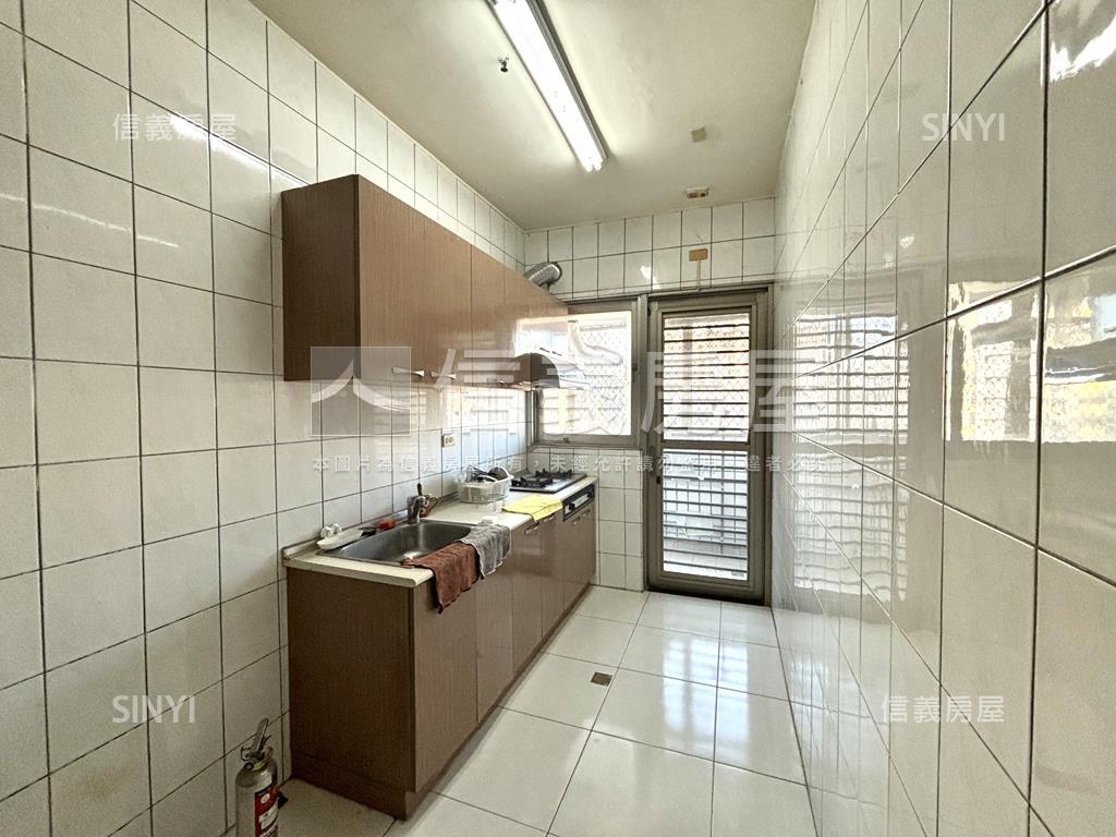 專任領袖勳章三房平車房屋室內格局與周邊環境