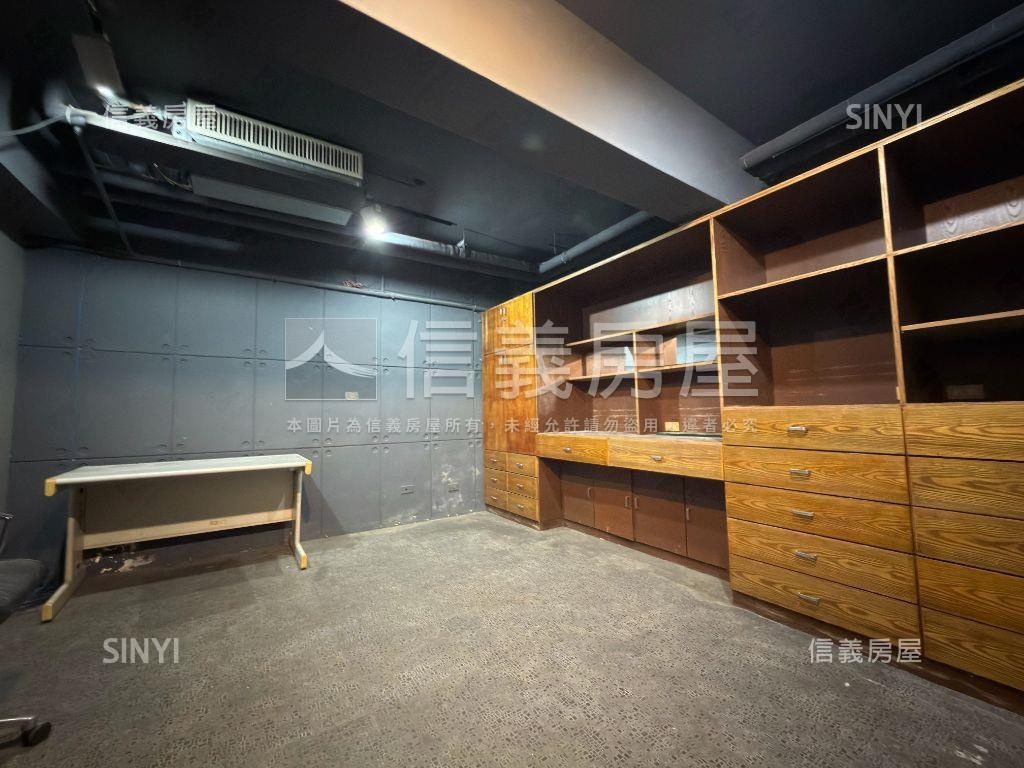 森林公園挑高住辦一樓房屋室內格局與周邊環境