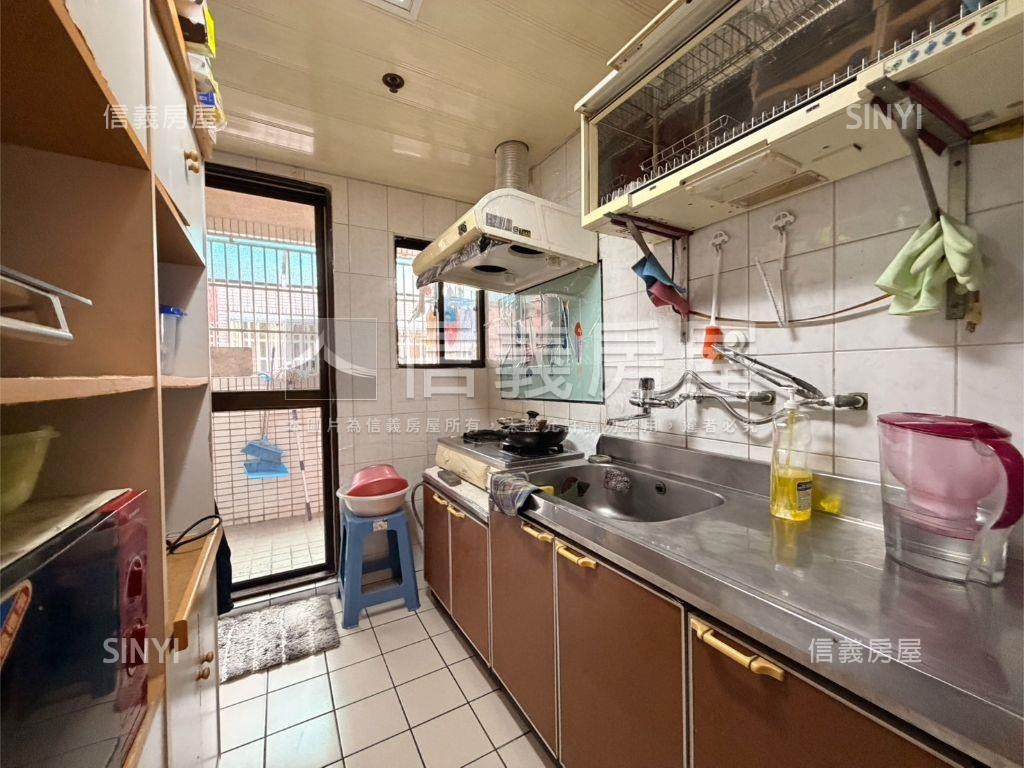 精忠報國景觀三房車位房屋室內格局與周邊環境