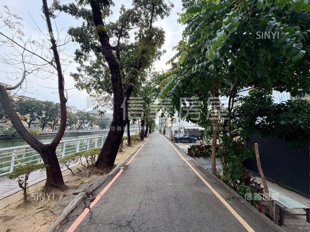 夢時代旁河岸景觀透天房屋室內格局與周邊環境