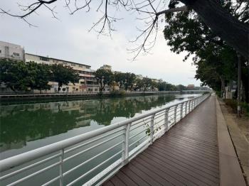 夢時代旁河岸景觀透天