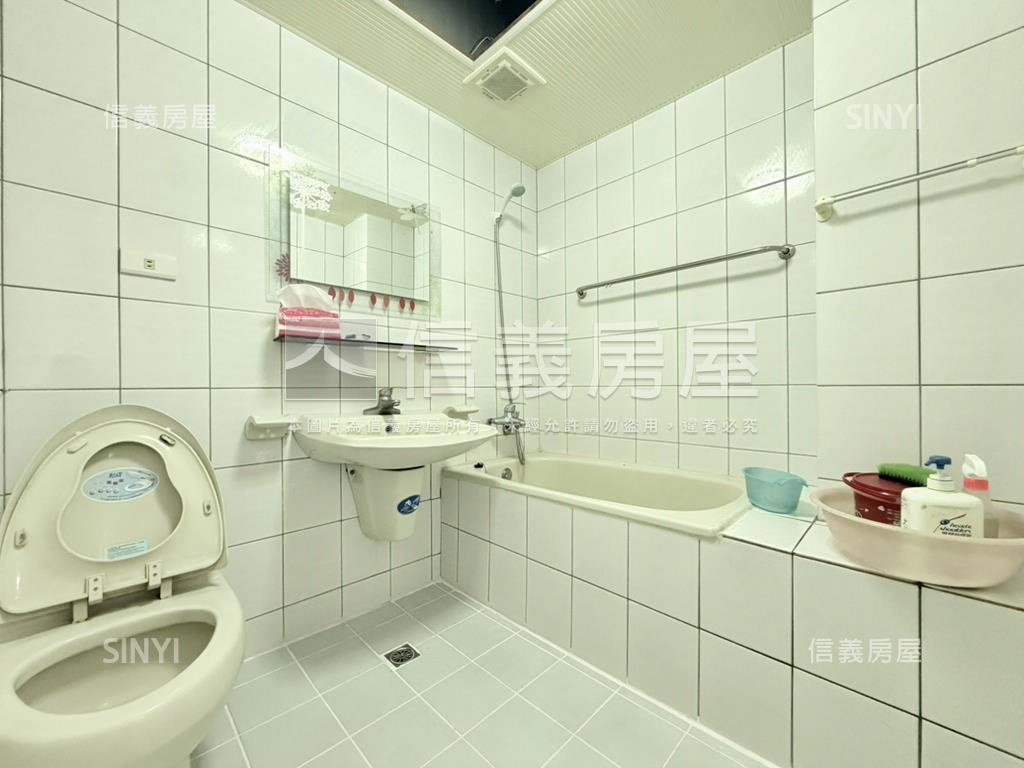 藍海名廈兩房球場平面車位房屋室內格局與周邊環境