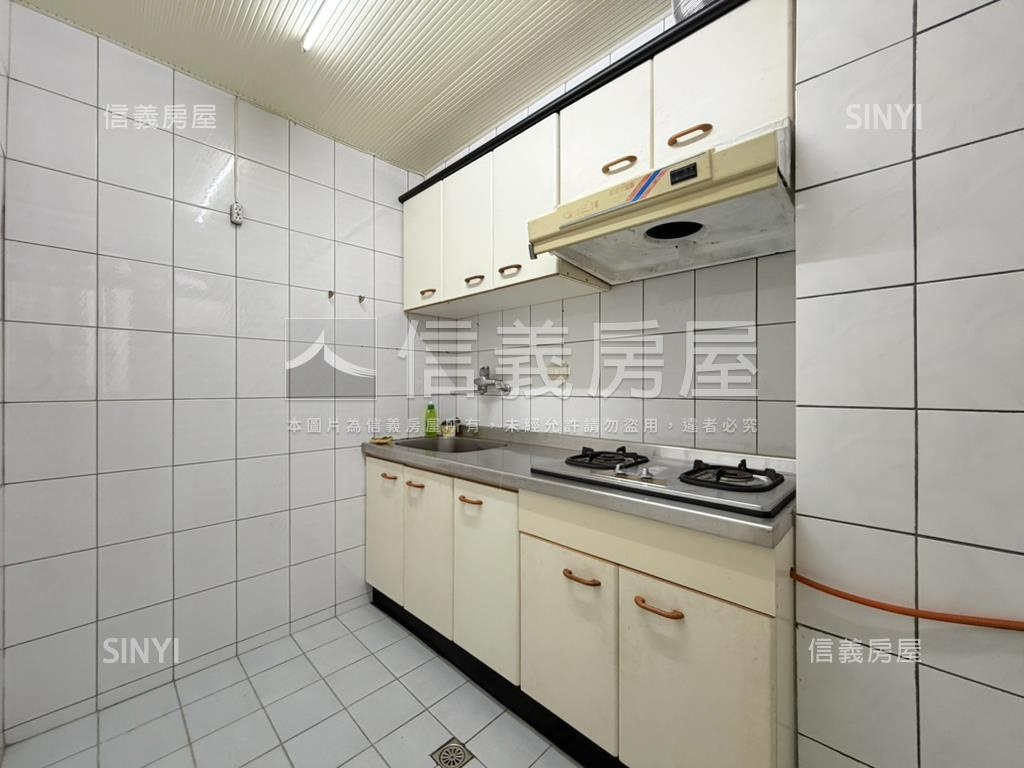 藍海名廈兩房球場平面車位房屋室內格局與周邊環境