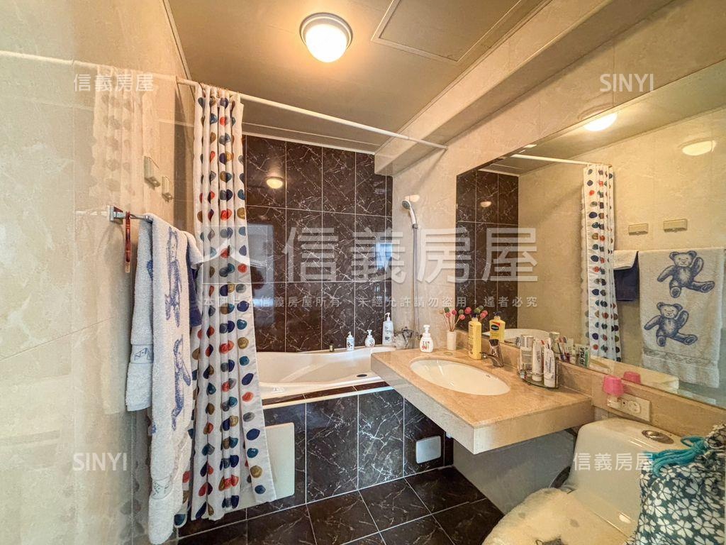 南美術景觀首排四房平車房屋室內格局與周邊環境