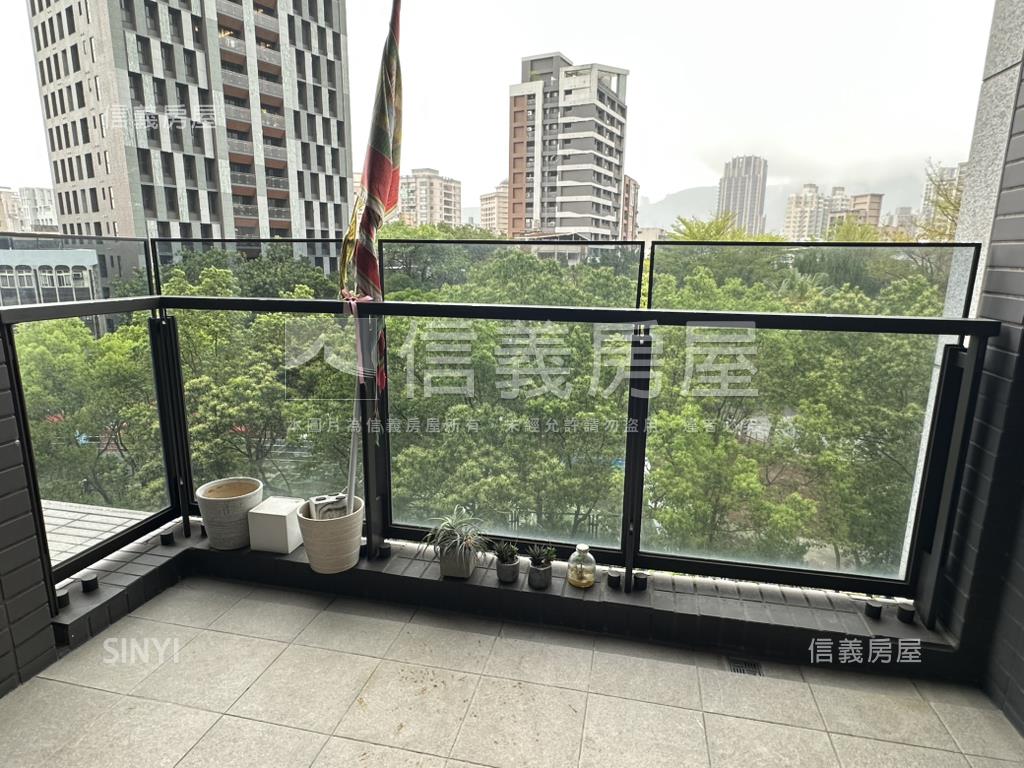 就看這間國美山翫水房屋室內格局與周邊環境