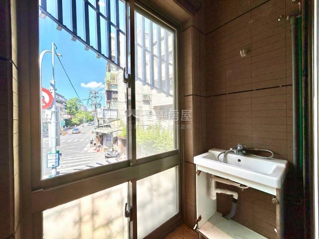 稀有醒目邊間透天店面釋出房屋室內格局與周邊環境