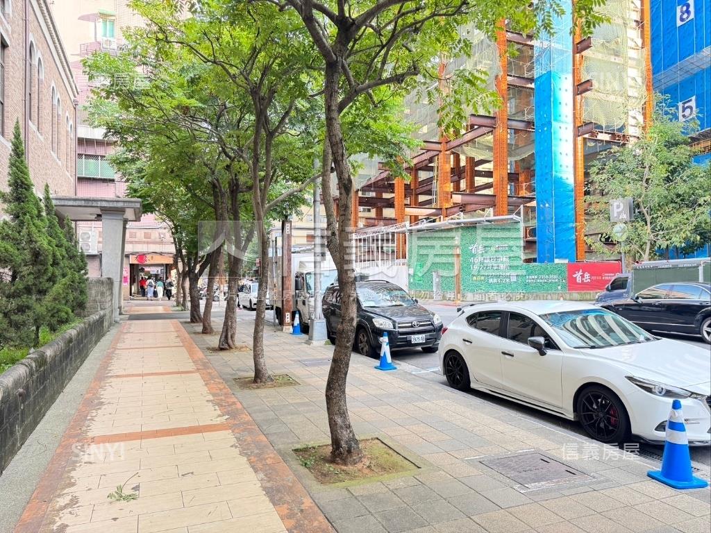 首岳。巔峰３房雙車位房屋室內格局與周邊環境