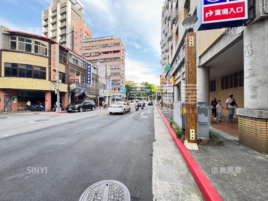 首岳。巔峰３房雙車位房屋室內格局與周邊環境