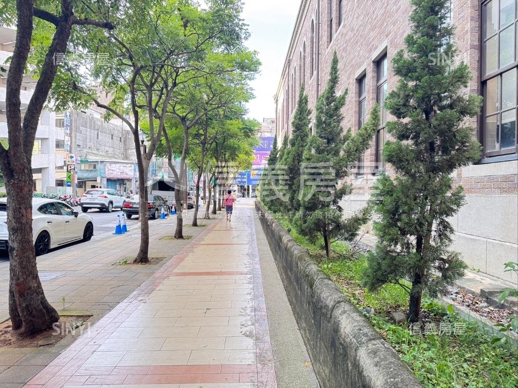 首岳。巔峰３房雙車位房屋室內格局與周邊環境
