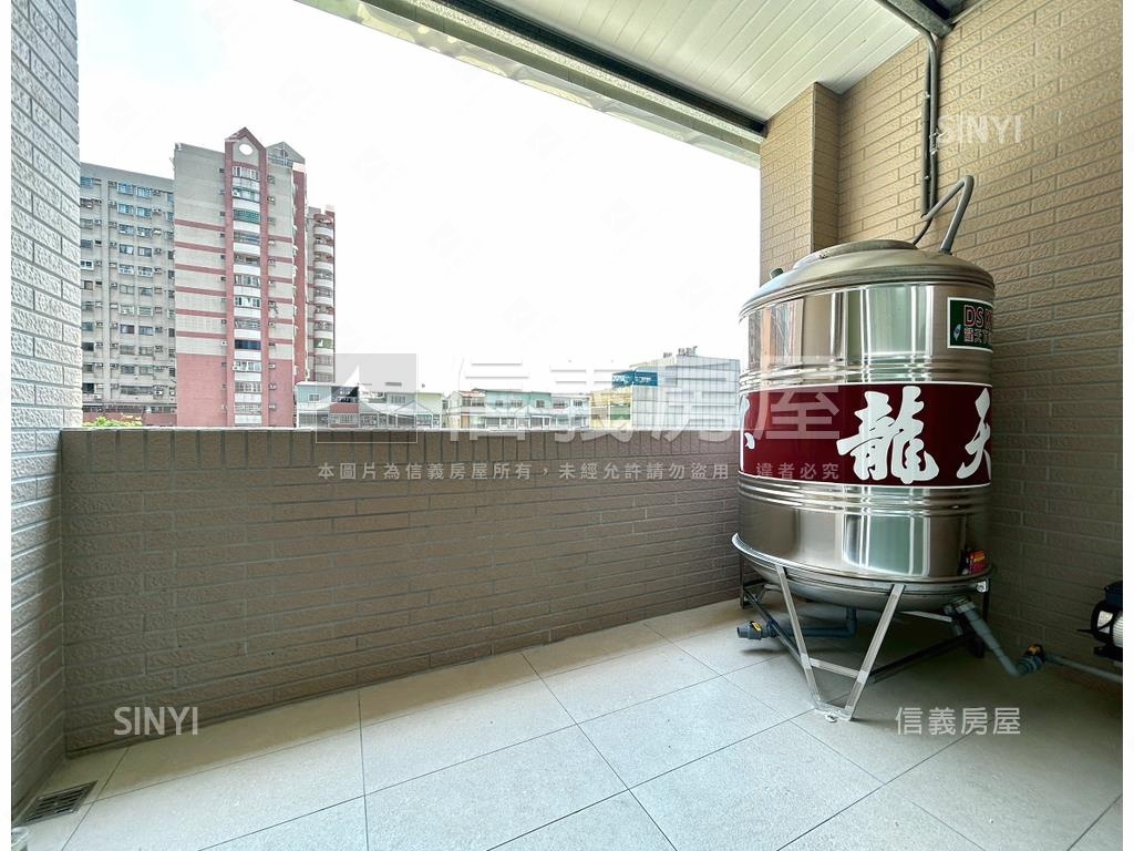 近捷運現代風簡約宅房屋室內格局與周邊環境