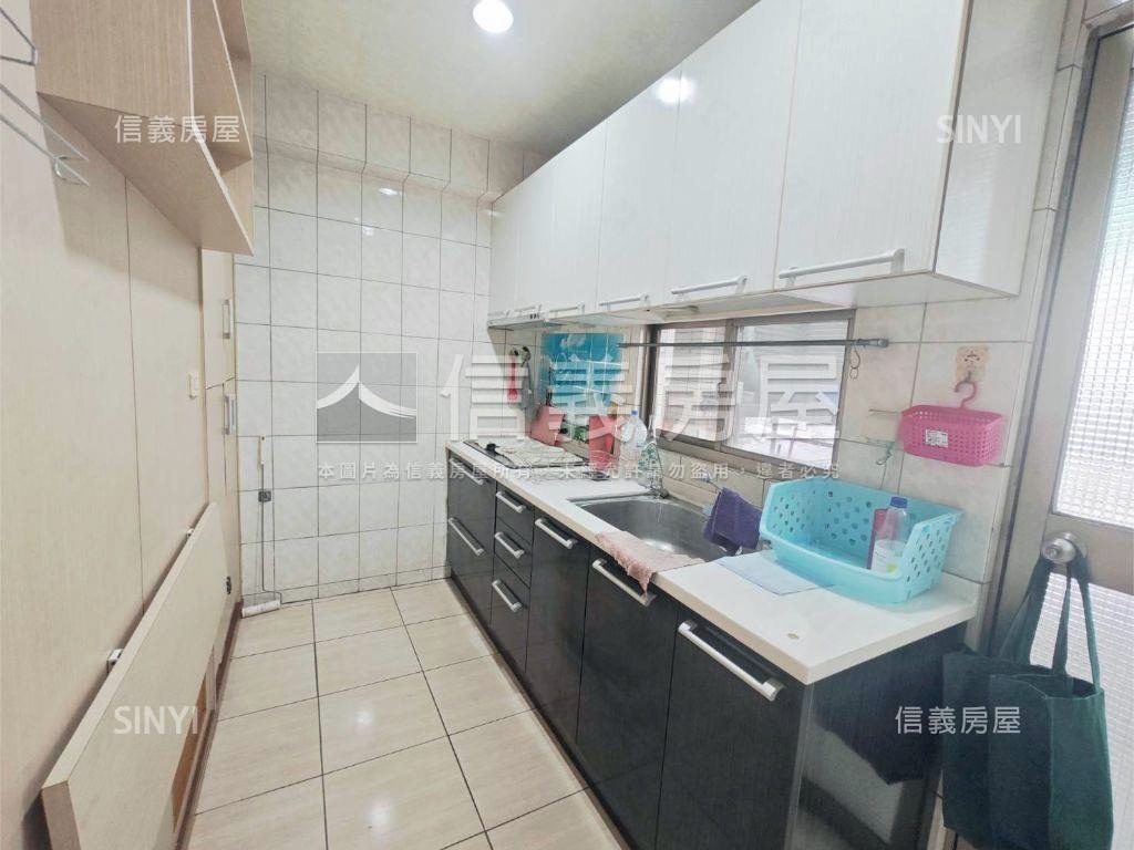 楠梓陽台進出美裝三房房屋室內格局與周邊環境