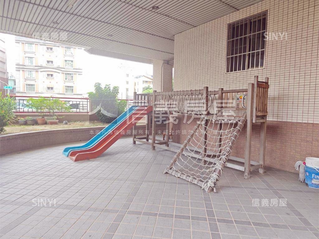 楠梓陽台進出美裝三房房屋室內格局與周邊環境