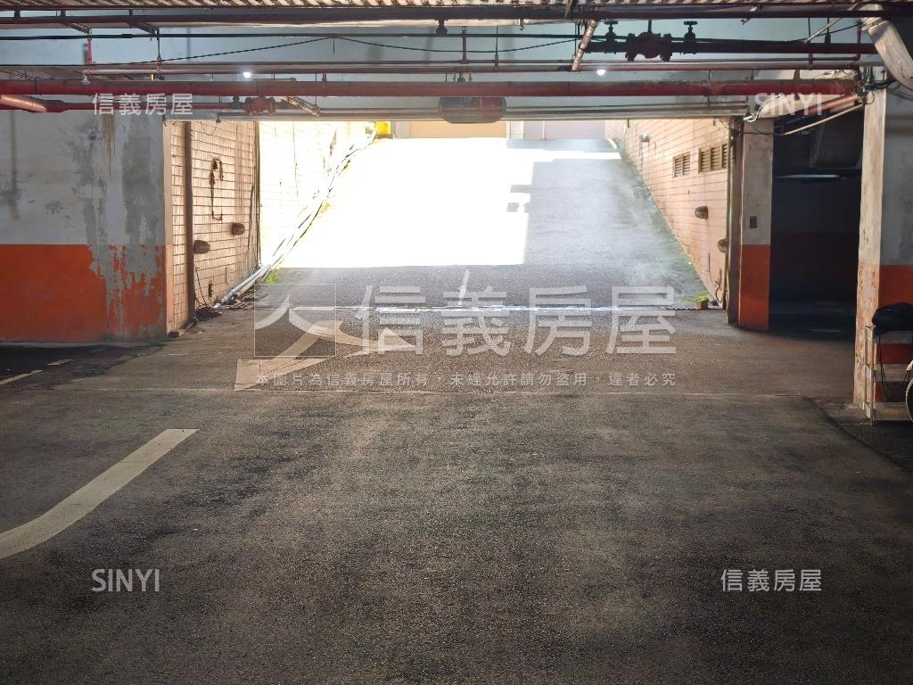 方正三房兩廳平面車位房屋室內格局與周邊環境