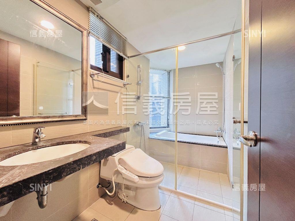 青埔國璽苑景觀三房車位房屋室內格局與周邊環境