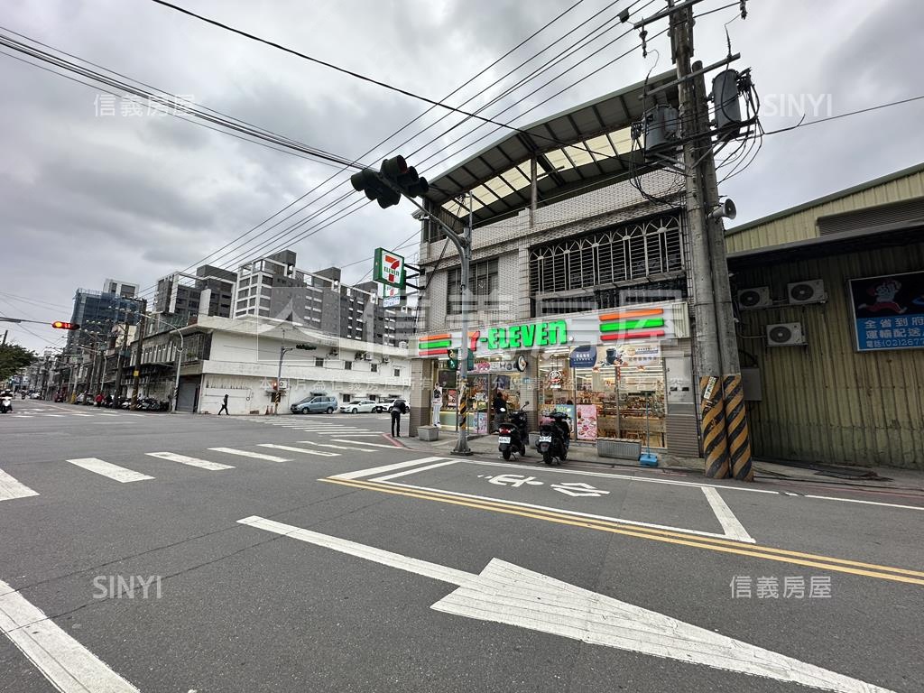 鳳鳴重劃區森朗Ａ１露臺戶房屋室內格局與周邊環境