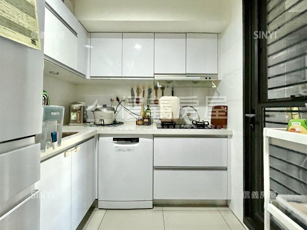 近捷運中樓層邊間三房平車房屋室內格局與周邊環境