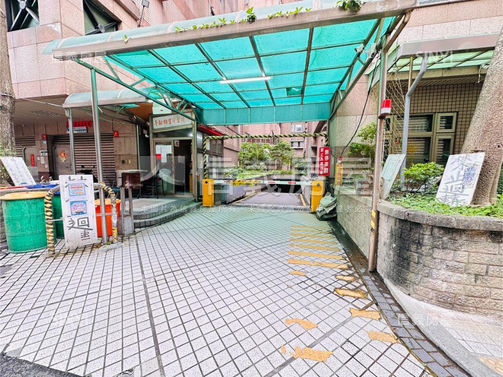 花廣高樓面１０１坡平車位房屋室內格局與周邊環境