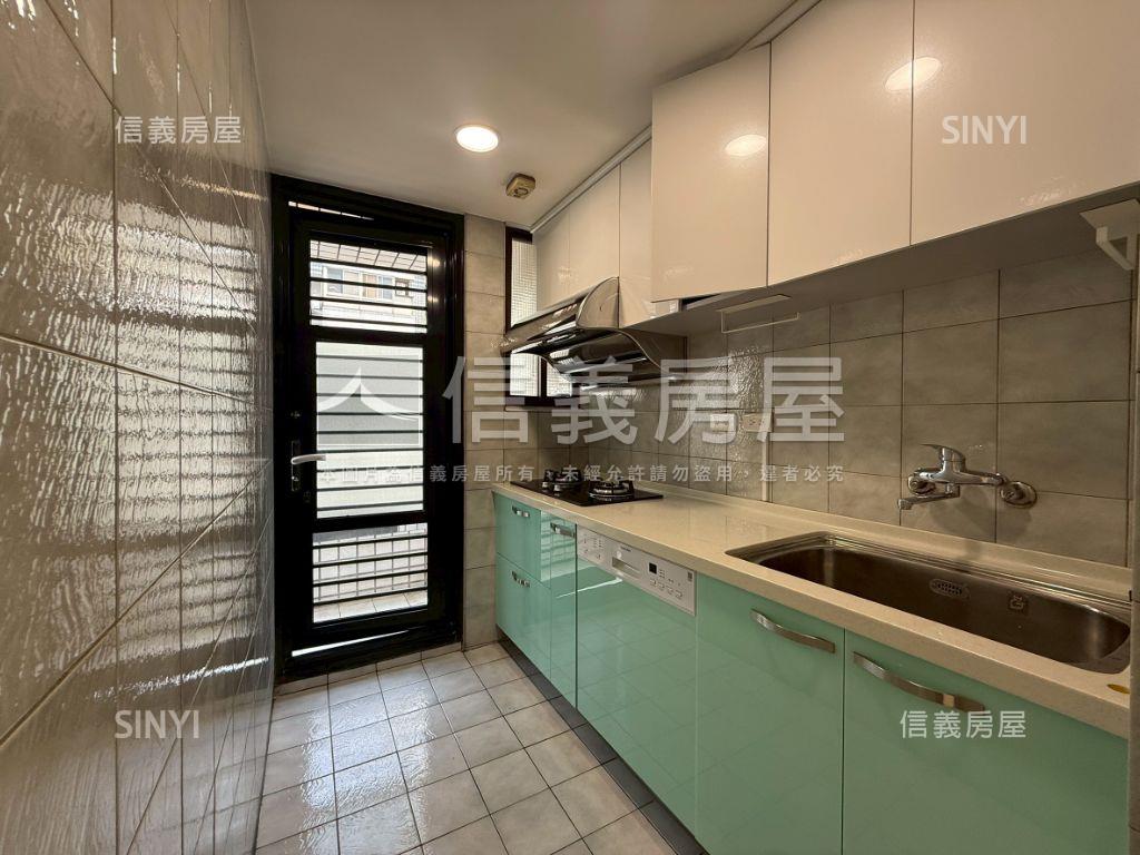 電梯三房坡平車位房屋室內格局與周邊環境