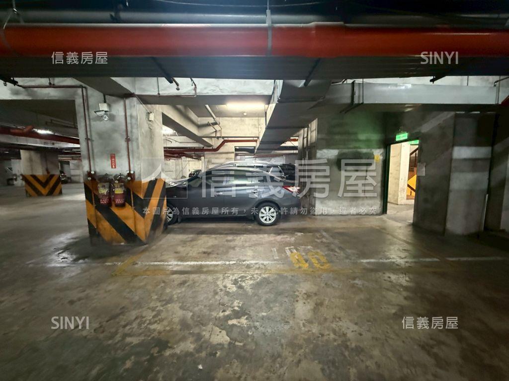 電梯三房坡平車位房屋室內格局與周邊環境