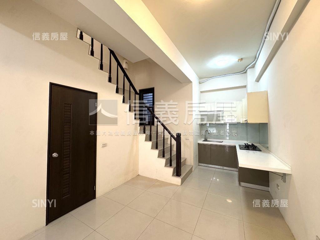 南區屋齡約１２年車庫透天房屋室內格局與周邊環境