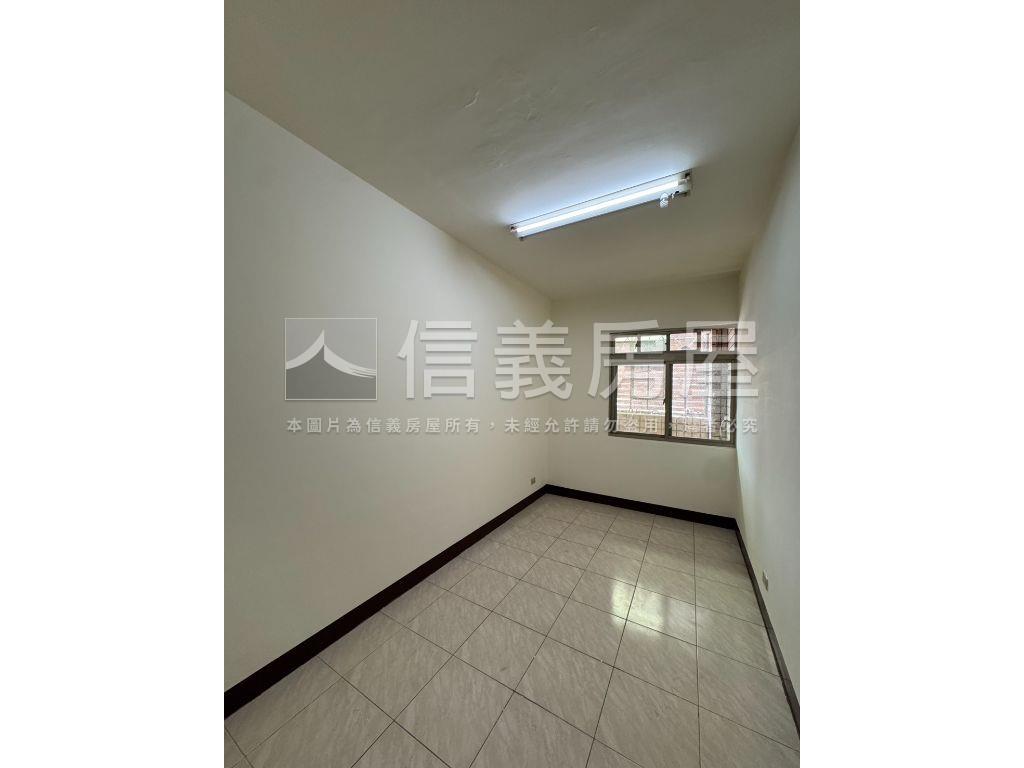 秀泰影城年輕公寓獨戶二樓房屋室內格局與周邊環境