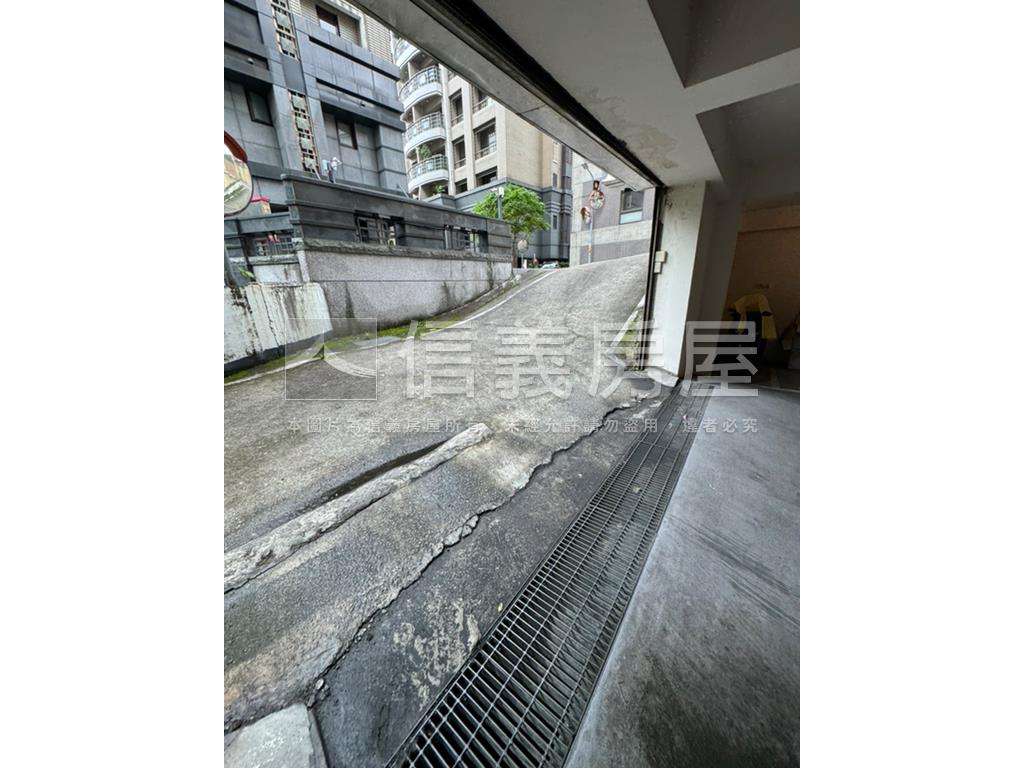 鳳霖文山邊間電梯三房車位房屋室內格局與周邊環境