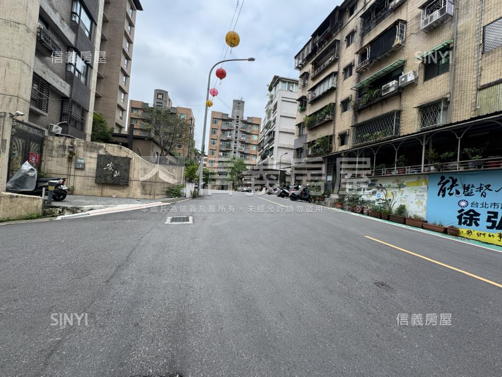 鳳霖文山邊間電梯三房車位房屋室內格局與周邊環境