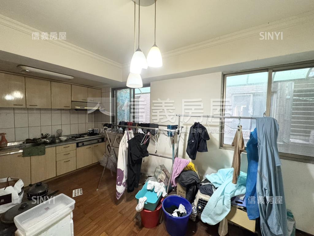 專任明志電梯樓中樓大六房房屋室內格局與周邊環境