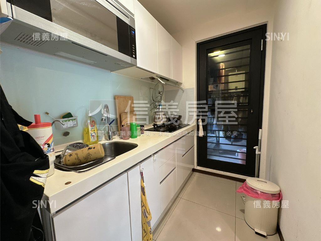 微美小丘精美兩房車位房屋室內格局與周邊環境