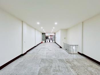 近一中篤行路上金店面