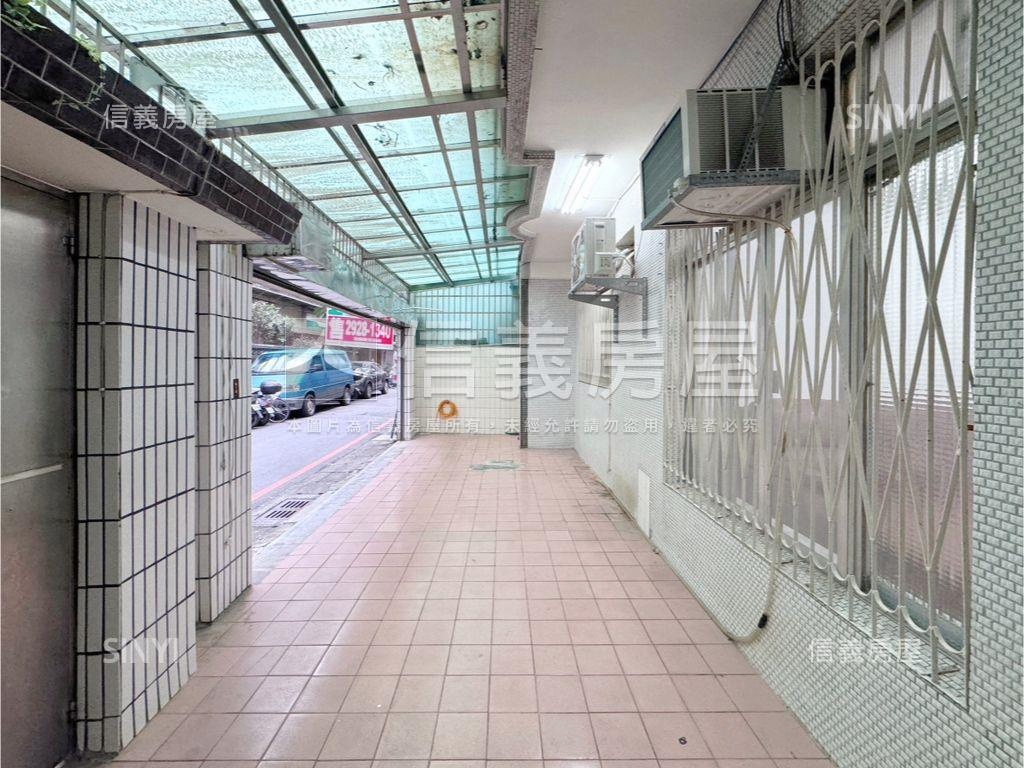 捷運三房一樓停車方便房屋室內格局與周邊環境