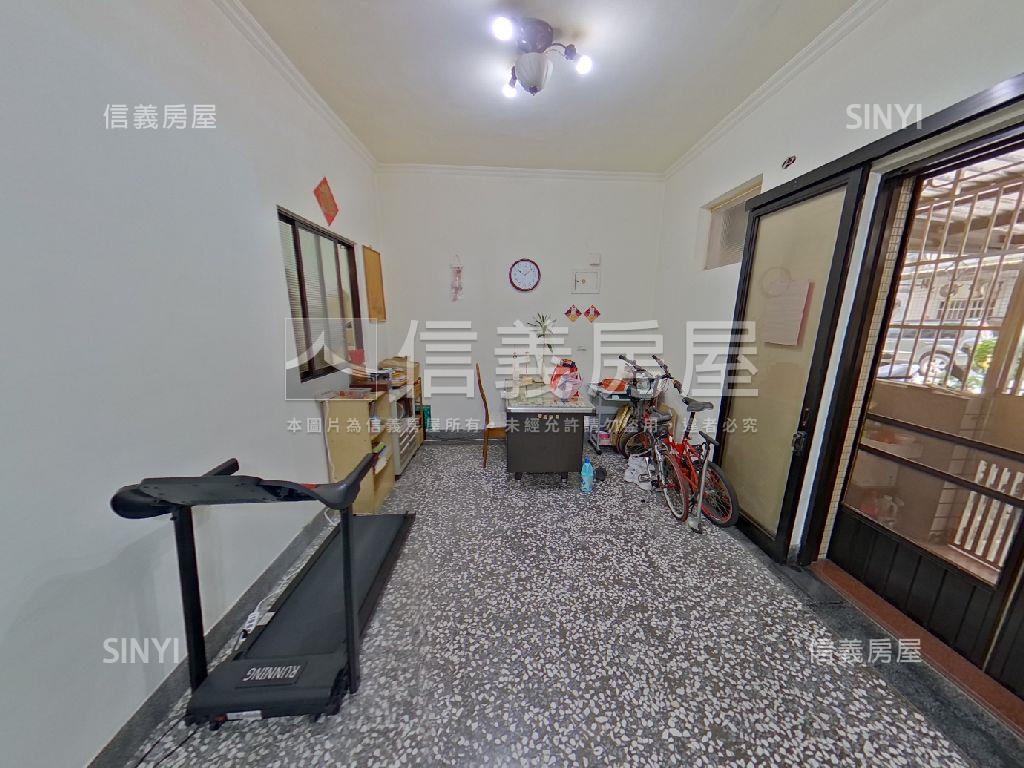 捷運約十分鐘方便停車一樓房屋室內格局與周邊環境