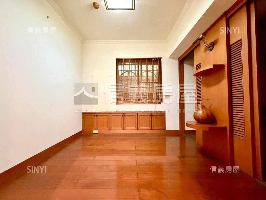 鄰輕軌雙衛開窗四房車位房屋室內格局與周邊環境