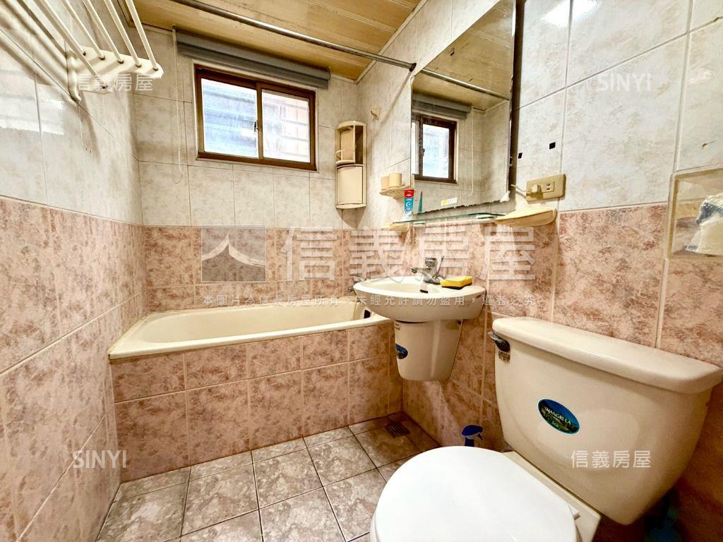 鄰輕軌雙衛開窗四房車位房屋室內格局與周邊環境