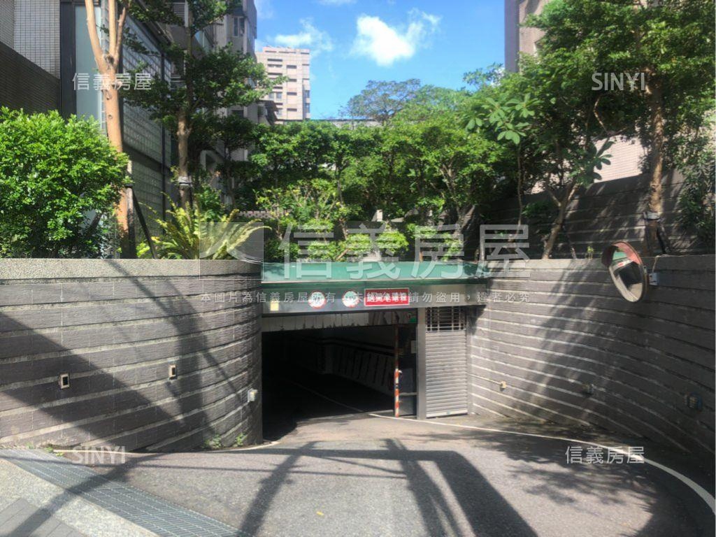 臻愛Ｂ２坡道機械車位房屋室內格局與周邊環境