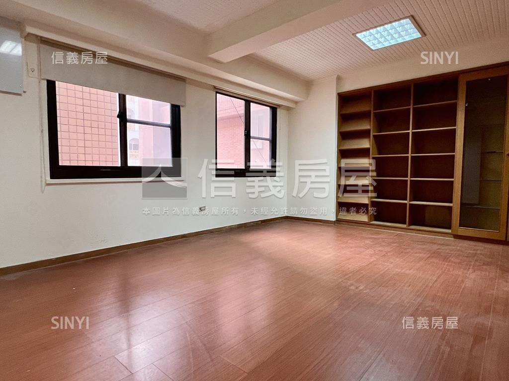 弘揚名門高樓三房有車位房屋室內格局與周邊環境