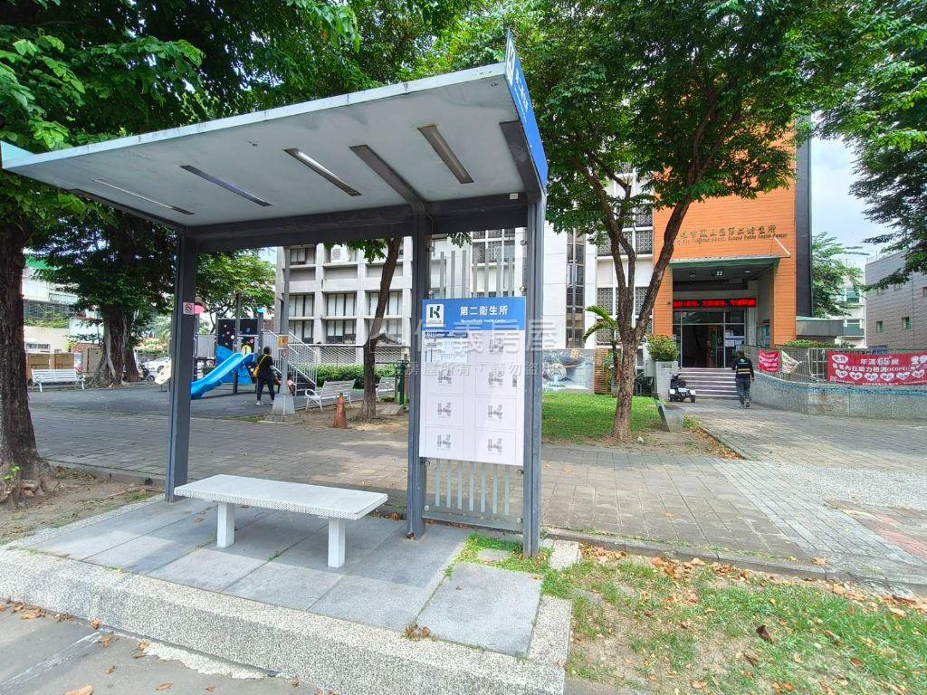 五甲近萬家福便利活巷透天房屋室內格局與周邊環境