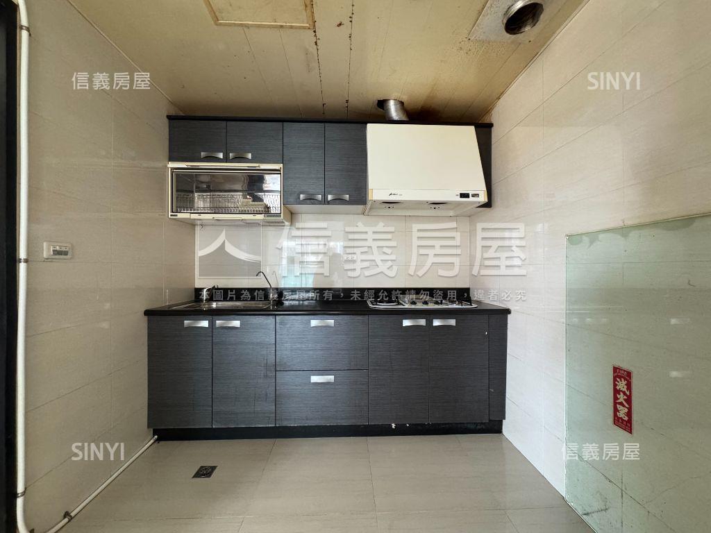 正五權路邊間高質感金店面房屋室內格局與周邊環境