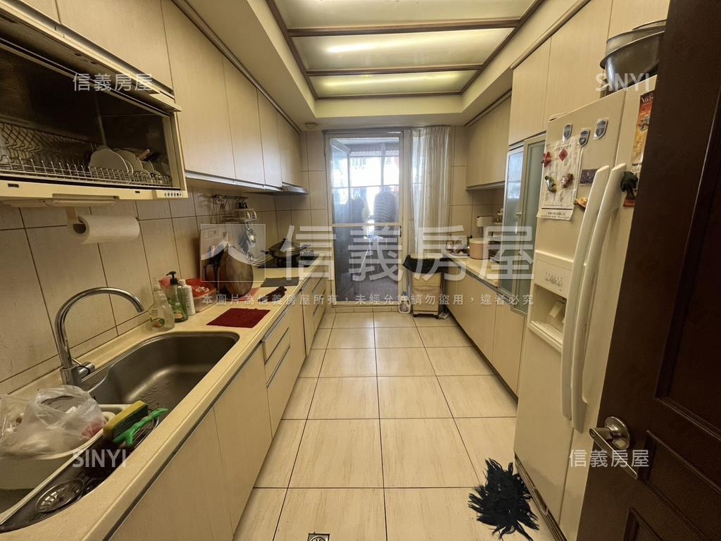 急售！天籟美術四房雙平車房屋室內格局與周邊環境