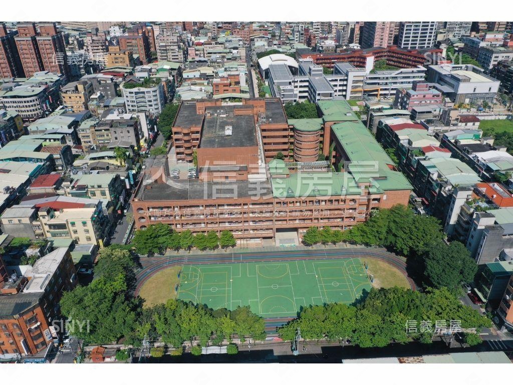 來自頂樓兆璞開禧兩房車位房屋室內格局與周邊環境
