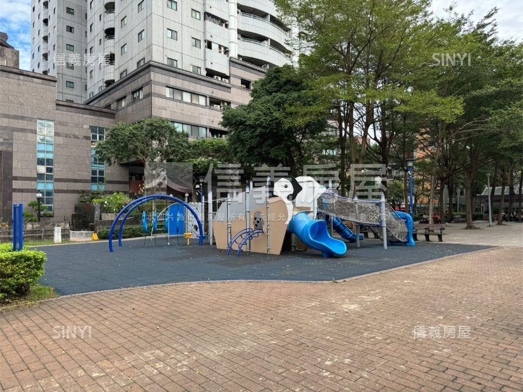 來自頂樓兆璞開禧兩房車位房屋室內格局與周邊環境