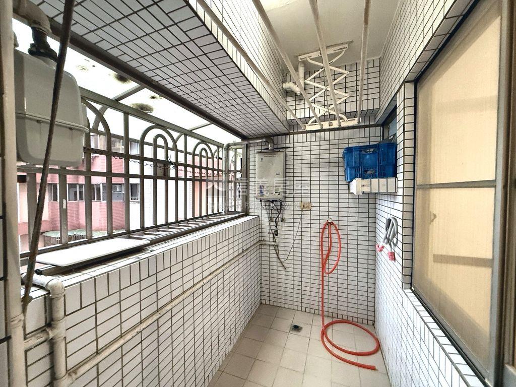 Ｒ１５生態捷運旁三房平車房屋室內格局與周邊環境