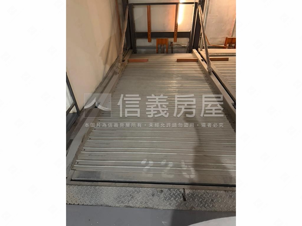 可停休旅車的車位房屋室內格局與周邊環境