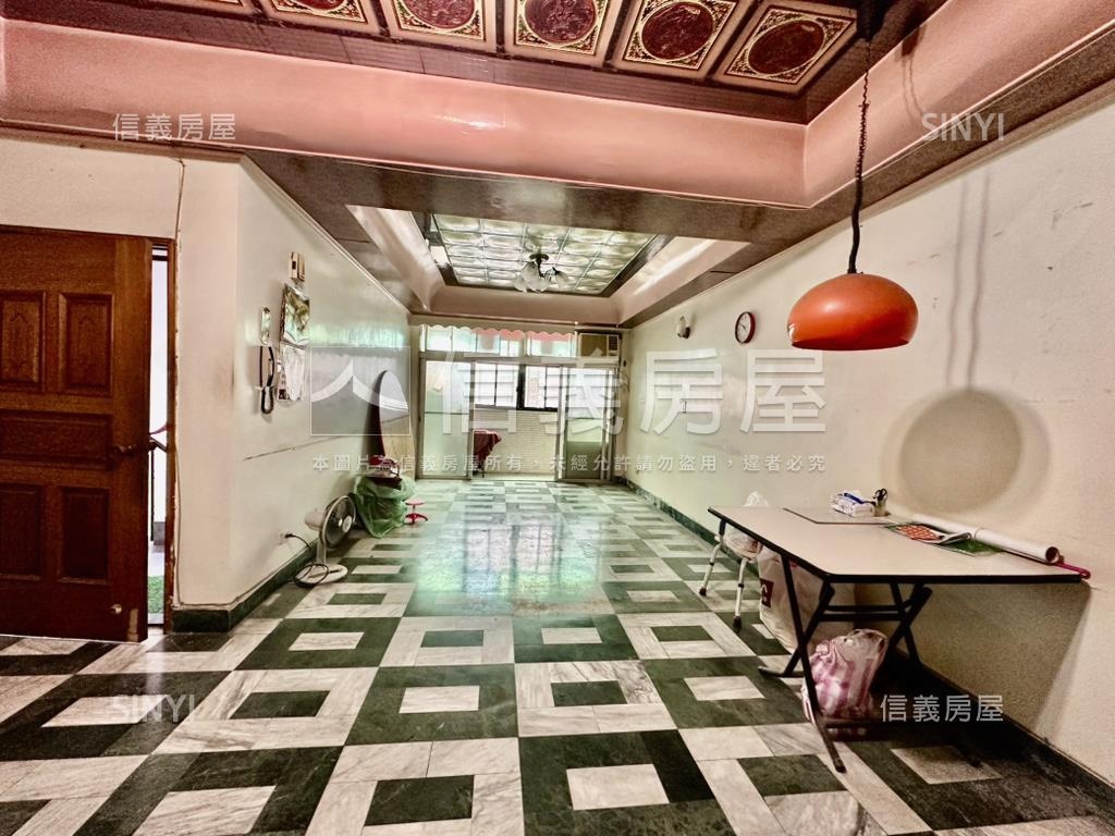 近公園捷運邊間貳樓房屋室內格局與周邊環境