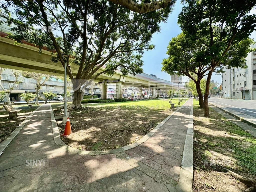 近公園捷運邊間貳樓房屋室內格局與周邊環境