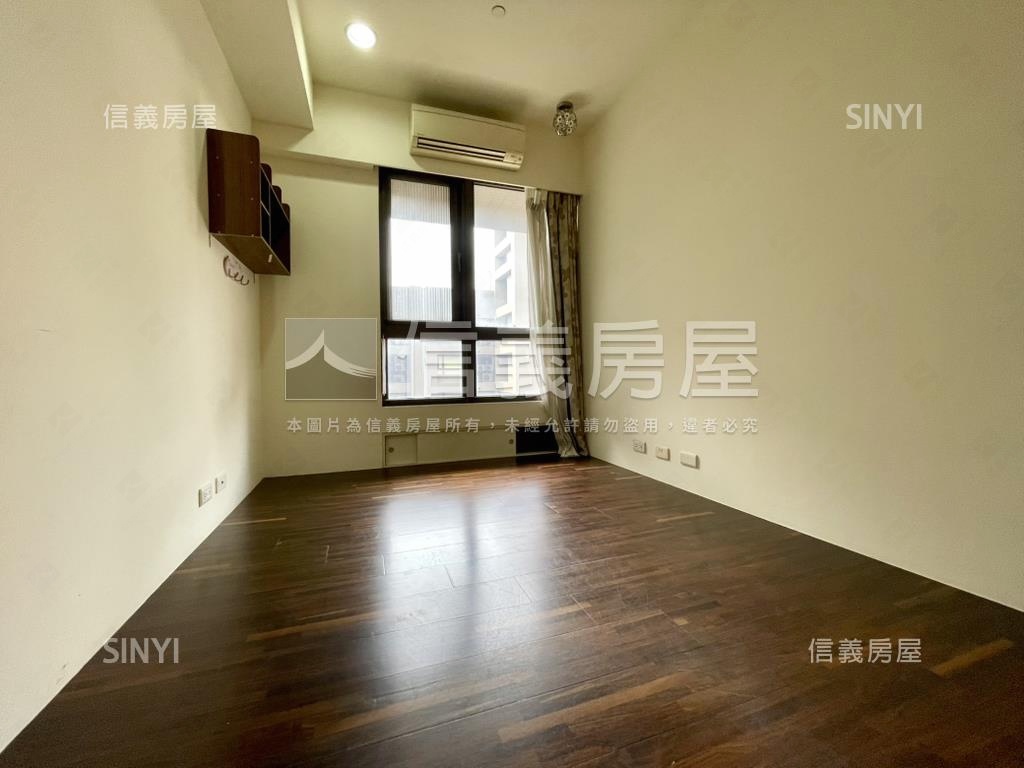 新月灣｜次頂樓平面車位房屋室內格局與周邊環境