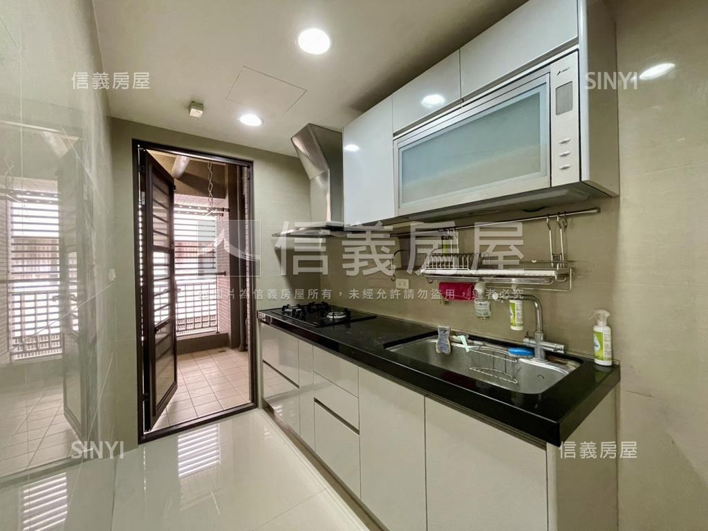 新月灣｜次頂樓平面車位房屋室內格局與周邊環境